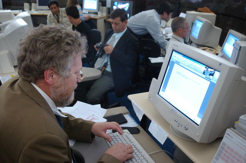 Profissional manuseando equipamentos de comunicação.