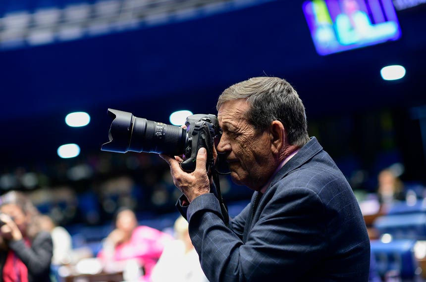 Repórter fotográfico em atuação.