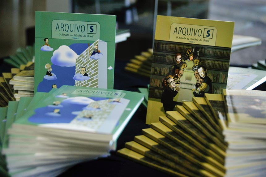 Detalhe do plenário com bandeira do Brasil.