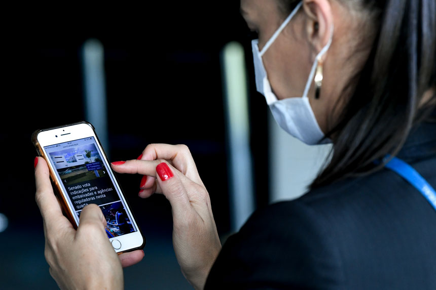 Sessão remota do Senado com telões.