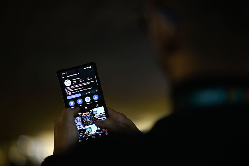 Painel do Senado com imagens projetadas.