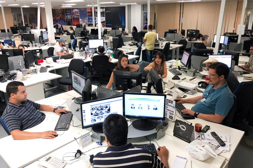 Plenário do Senado com bandeira do Brasil.